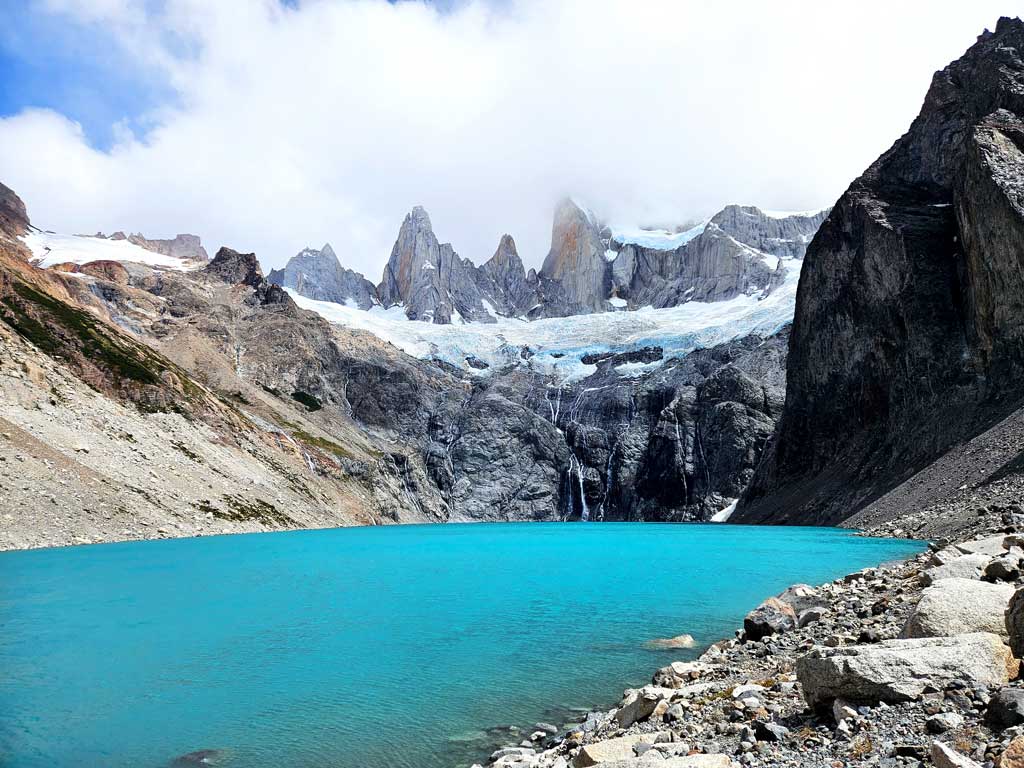 Patagonien Sehenswürdigkeiten & Patagonien Wanderungen: Türkis leuchtende Laguna Sucia am Fusse des Fitz-Roy-Massivs in El Chalten 