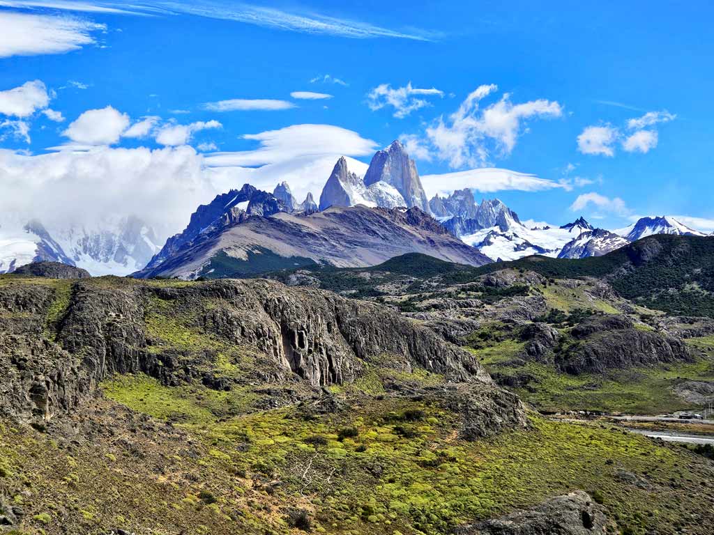Patagonien Sehenswürdigkeiten & Patagonien Wanderungen: Herrlicher Ausblick auf das Fitz-Roy-Massiv hoch über El Chalten vom Mirador de los Condores aus 