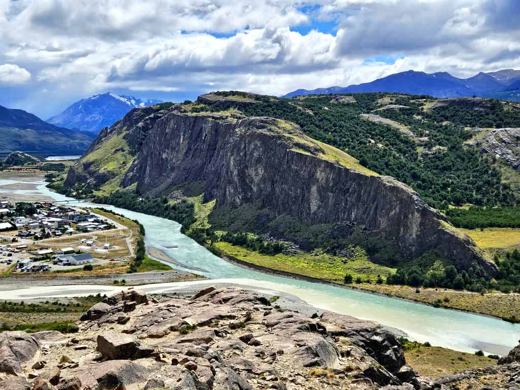 Patagonien Sehenswürdigkeiten & Patagonien Wanderungen: Ausblick vom Mirador de los Condores auf die Ortschaft El Chalten am Fluss Rio de las Vueltas 
