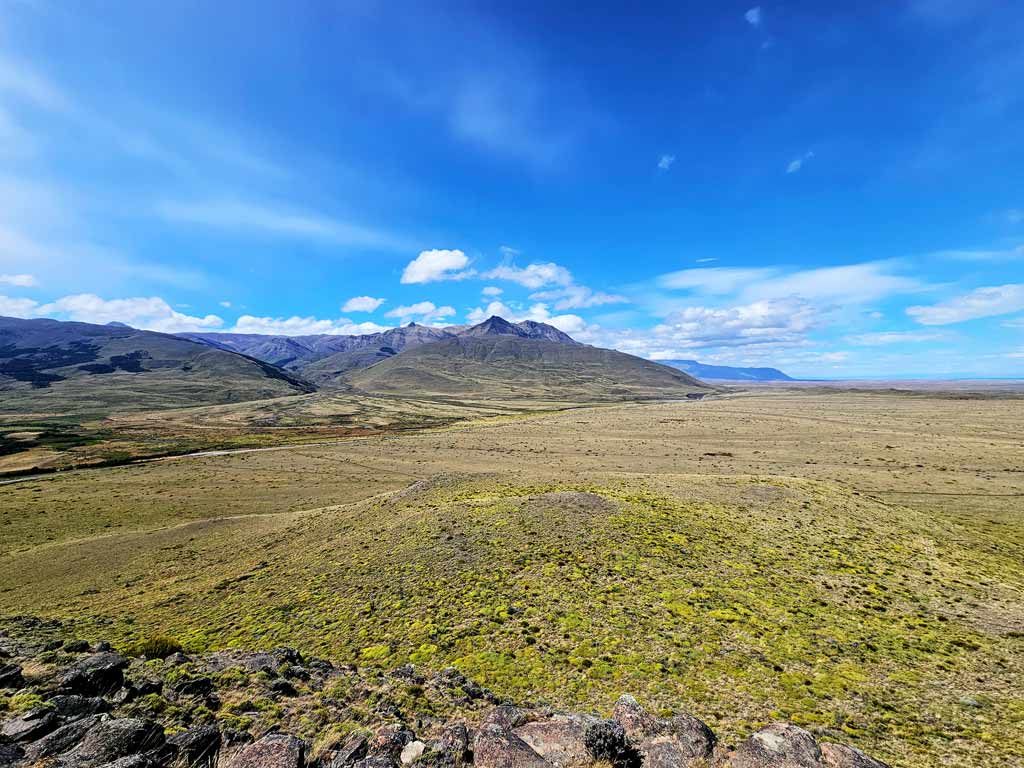 Patagonien Sehenswürdigkeiten & Patagonien Wanderungen: Weitblick über die trockene patagonische Steppe 