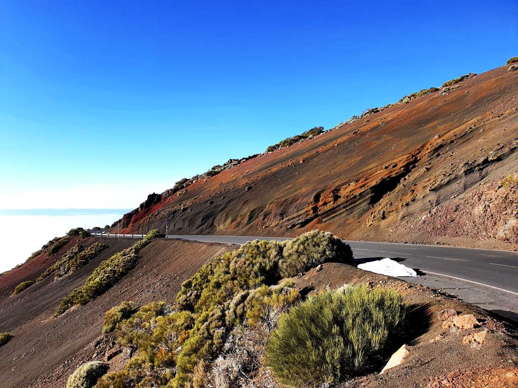 Teide Nationalpark Zufahrtsstrasse TF-24: Gut ausgebaute Strasse auf Teneriffa von La Laguna hoch in den Teide Nationalpark