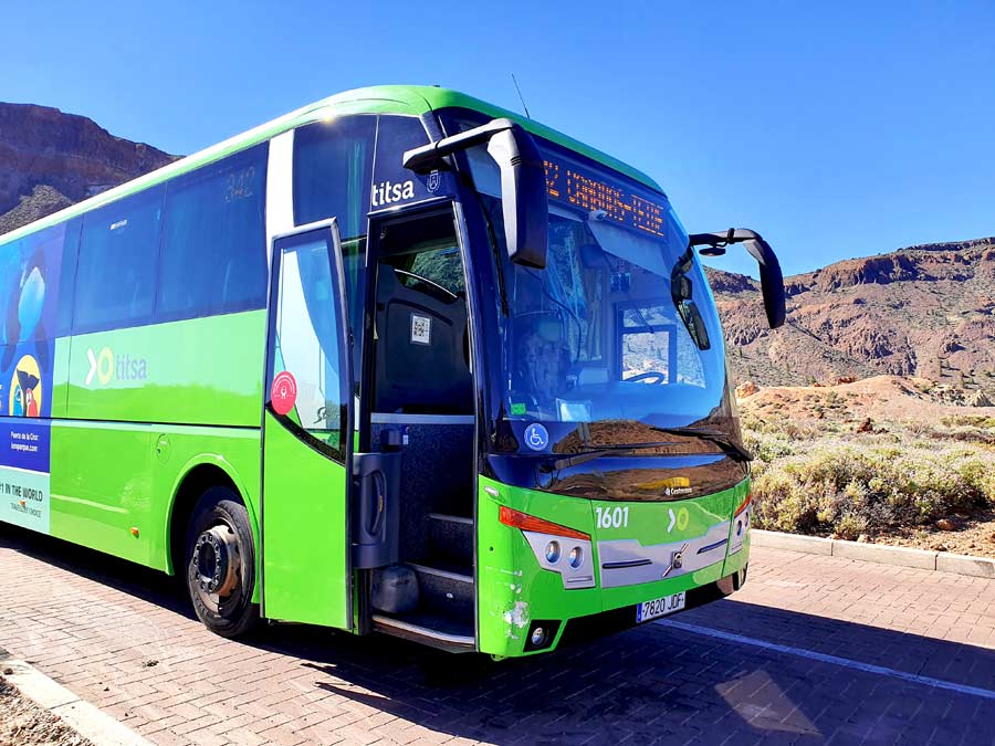 Grüner Titsa Bus im Teide Nationalpark