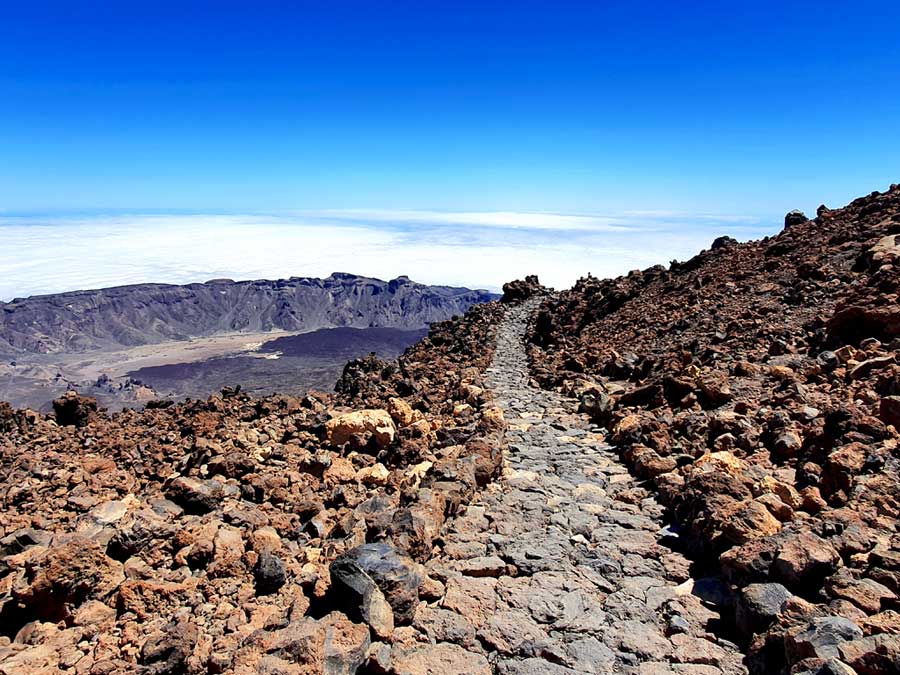 Teide Gipfel: Wanderweg hoch über den Wolken im Teide Nationalpark auf Teneriffa