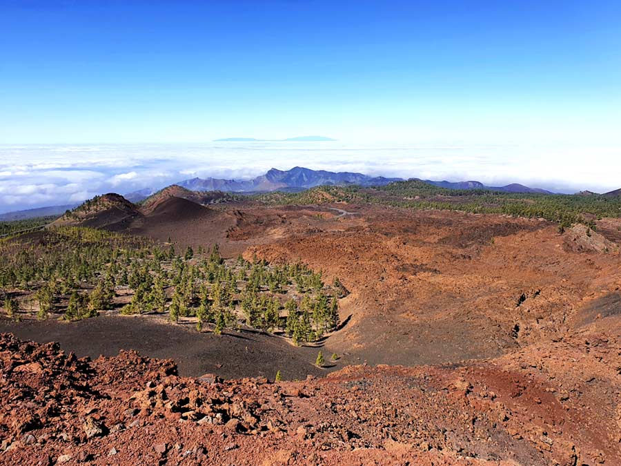 Teide Nationalpark Wanderung Samara Sendero 13: Blick über rote Vulkanlandschaft bis zur Nachbarinsel La Palma