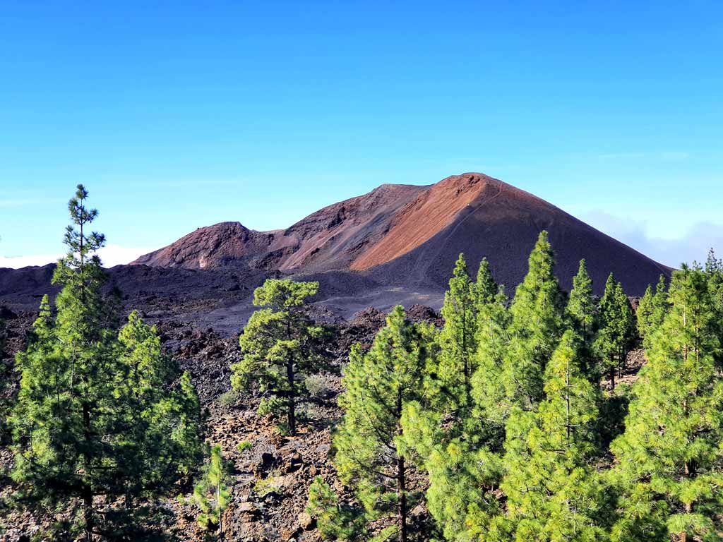 Teneriffa Wanderung Chinyero: Einblicke in den bordeaux- und orangefarbenen Vulkankessel