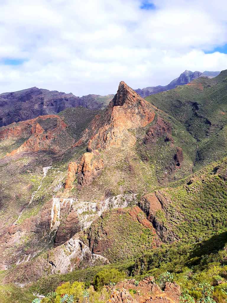 Teneriffa wandern: Herrlicher Ausblick auf den unverkennbaren Risco Blanco im Teno-Gebirge