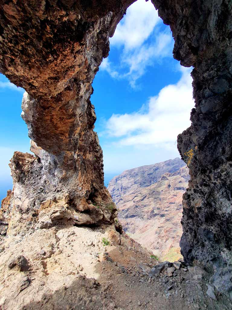 Teneriffa wandern: Ausblick vom Felsentor El Bujero, auch bekannt als das Auge von Los Gigantes.