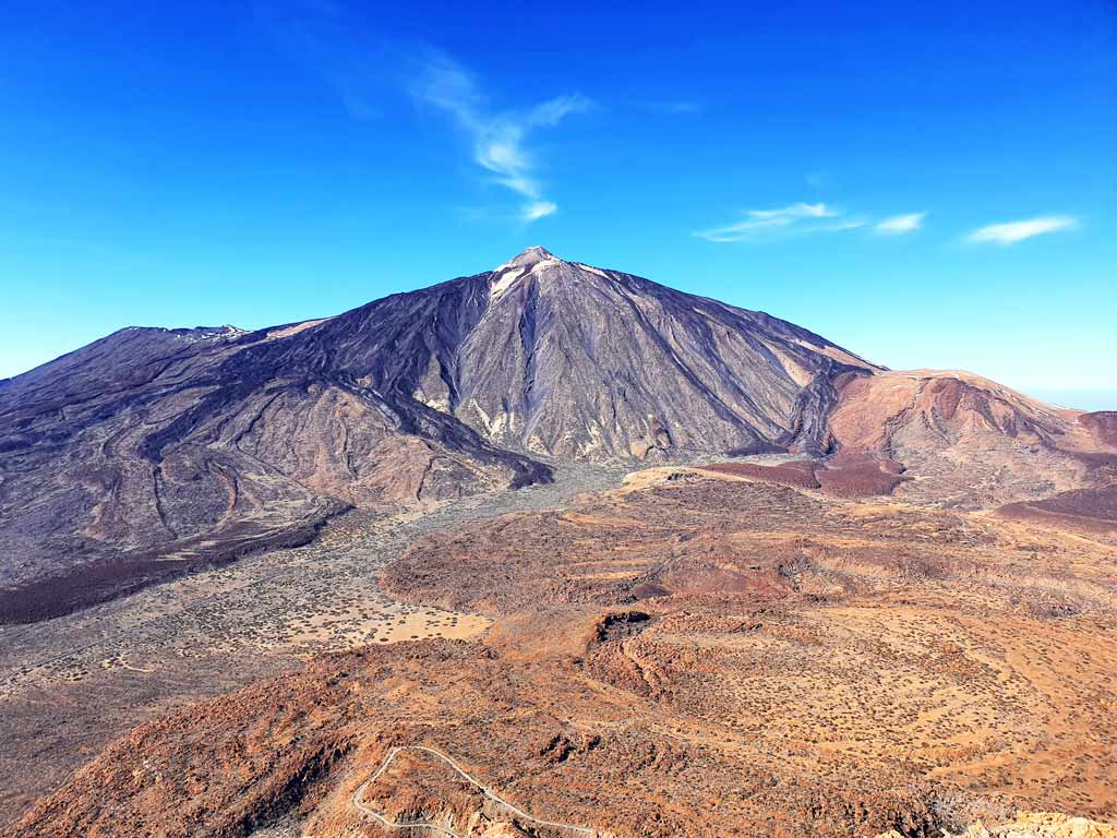 Teneriffa wandern: Traumhafter Ausblick auf den mächtigen Vulkan Pico del Teide am Ziel der Teneriffa Rundwanderung Guajara