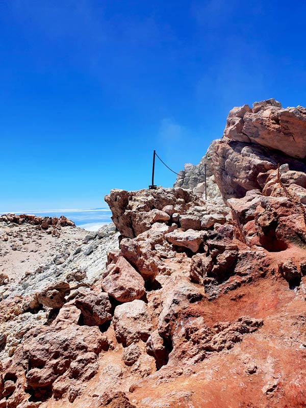 Schwefelhaltige Dämpfe auf dem Vulkankrater Pico del Teide auf Teneriffa