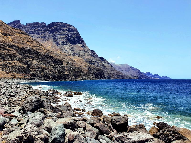 Ausgetrocknete Westküste Gran Canaria im Sommer