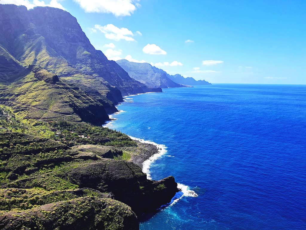 Grüne Westküste mit imposanten Steilklippen auf Gran Canaria im Winter