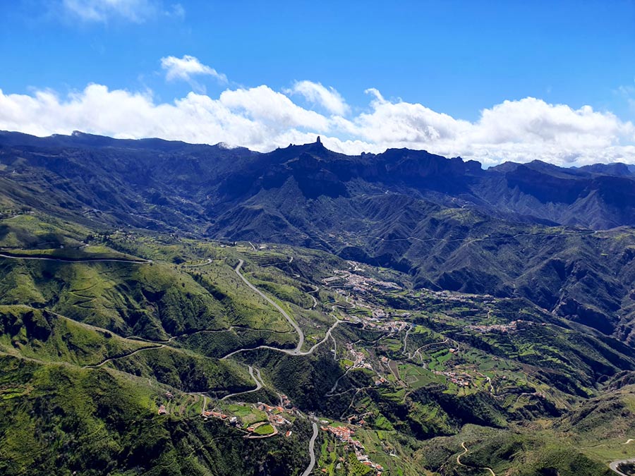 Grün leuchtendes Inselzentrum von Gran Canaria im Winter mit Blick auf den Roque Nublo.