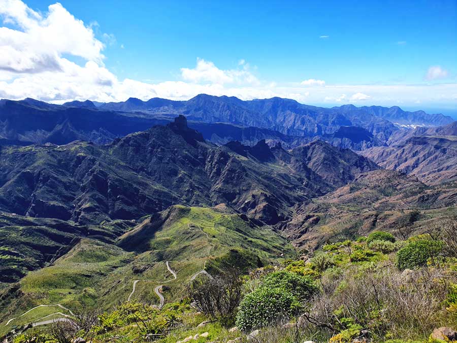 Grün leuchtendes Inselzentrum von Gran Canaria im Winter mit vielen Barrancos