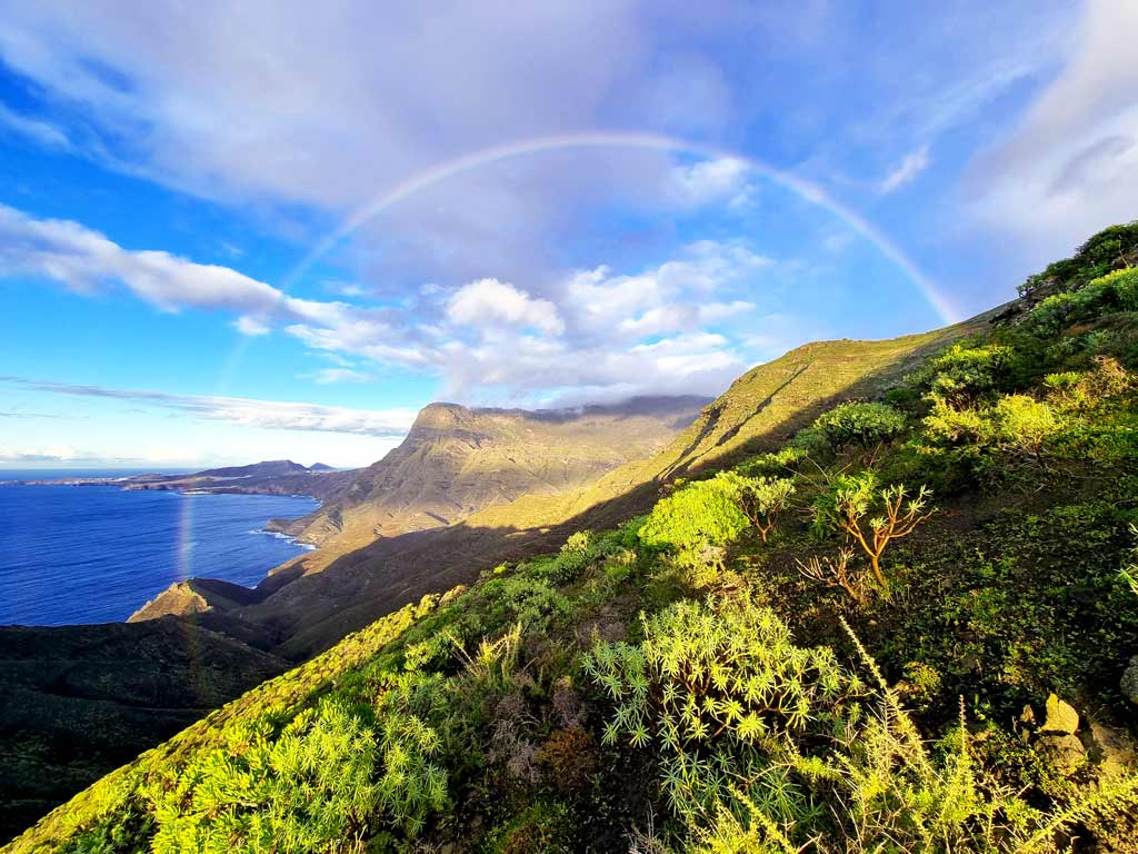 Regenbogen auf Gran Canaria im Winter an der Westküste