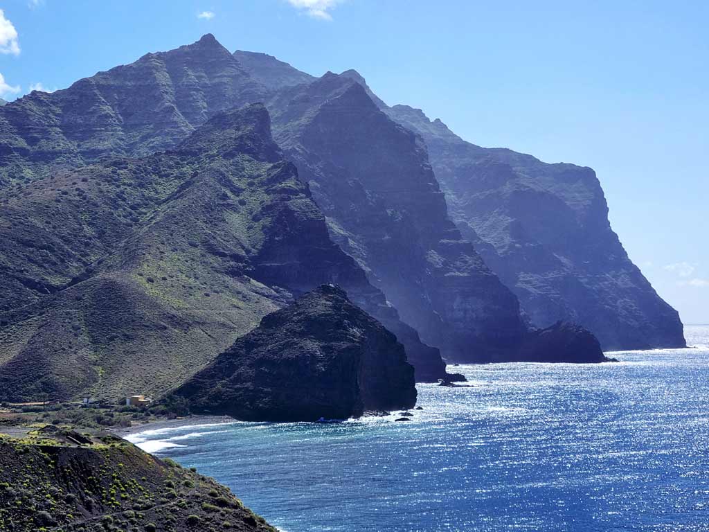 Imposante Steilklippen auf Gran Canaria im Winter bei Sonnenschein und hohen Temperaturen.