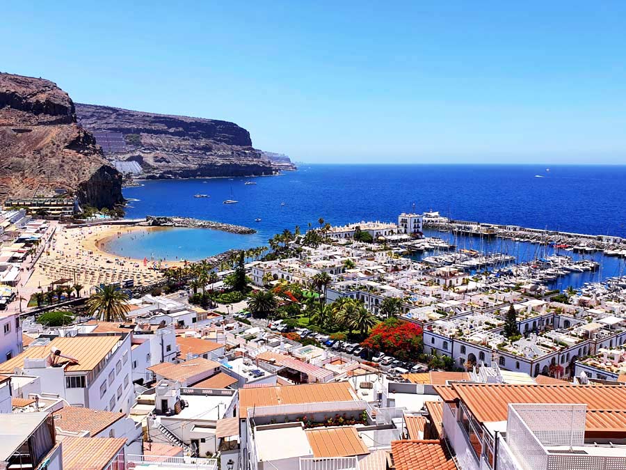 Sandstrand Playa de Mogán im Zentrum der schönen Ortschaft von oben aus betrachtet