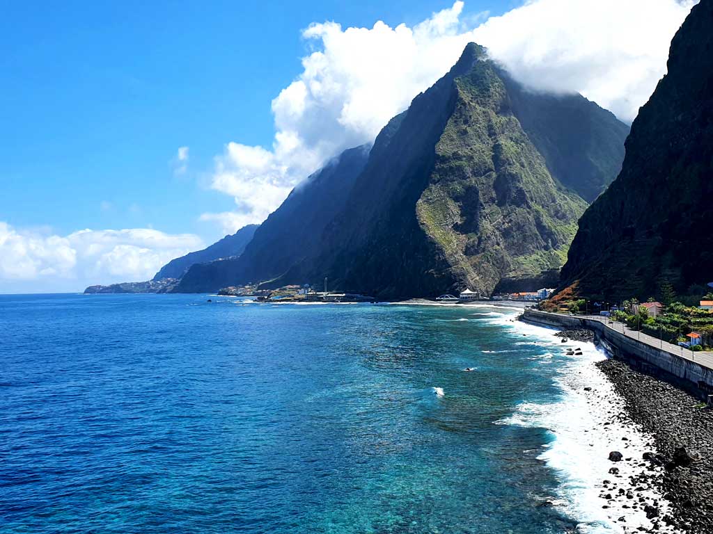 Madeira im September Erfahrungen Klima: Grüne Nordküste auf Madeira im September mit imposanten, wolkenverhangenen Steilklippen