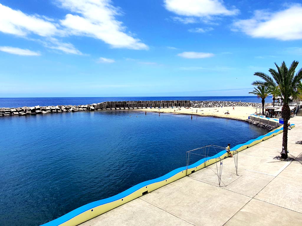 Madeira im September Erfahrungen: Sandstrand Praia da Calheta aus der Nähe auf Madeira