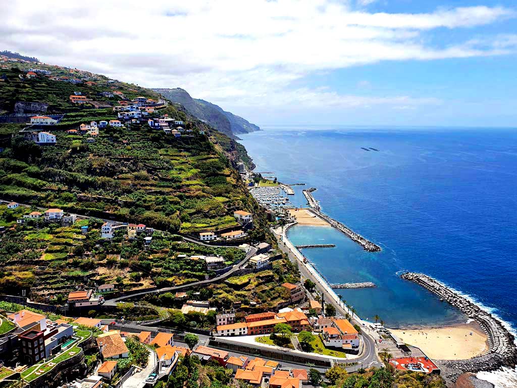 Madeira im September Erfahrungen Baden: Der künstliche Sandstrand in Calheta lädt zum Baden ein