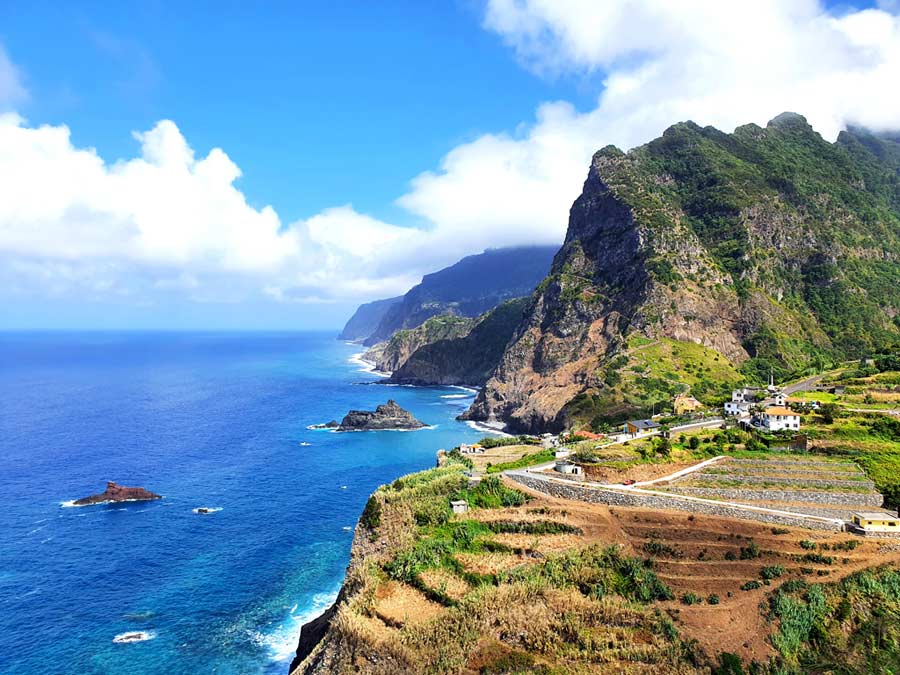 Madeira im September Erfahrungen Mietwagenrundreise: Aussichtspunkt auf die schöne Nordküste Madeiras im September