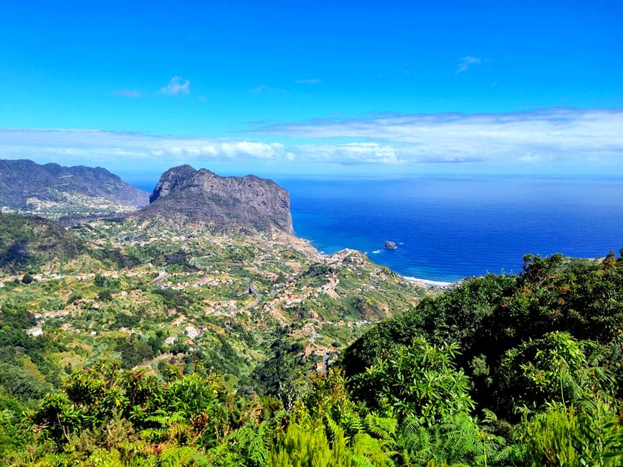 Madeira im September Erfahrungen: Ausblick auf den Adlerfelsen über die grüne Vegetation im Nordosten Madeiras