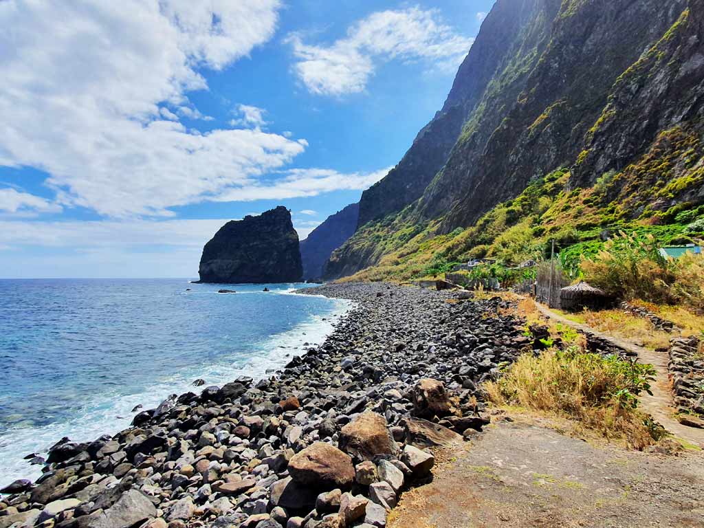 Madeira im September Erfahrungen: Auch die Norküste Madeiras ist im September stellenweise ausgetrocknet