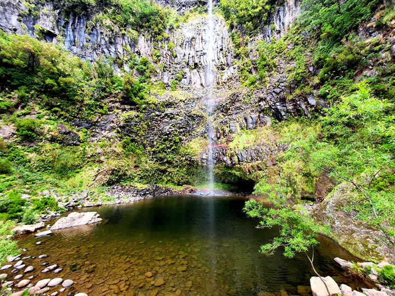 Madeira im September Erfahrungen: Hoher, aber spärlicher Wasserfall im Inselzentrum von Madeira im September