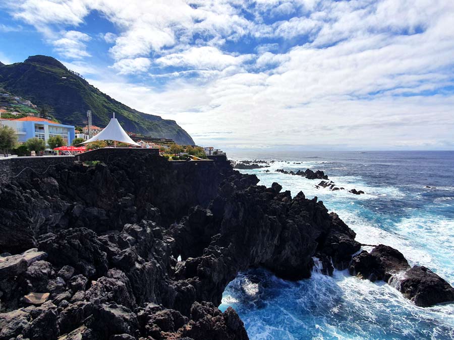 Porto Moniz Lavapools Madeira: Uferpromenade mit Ausblick auf Lavaformationen