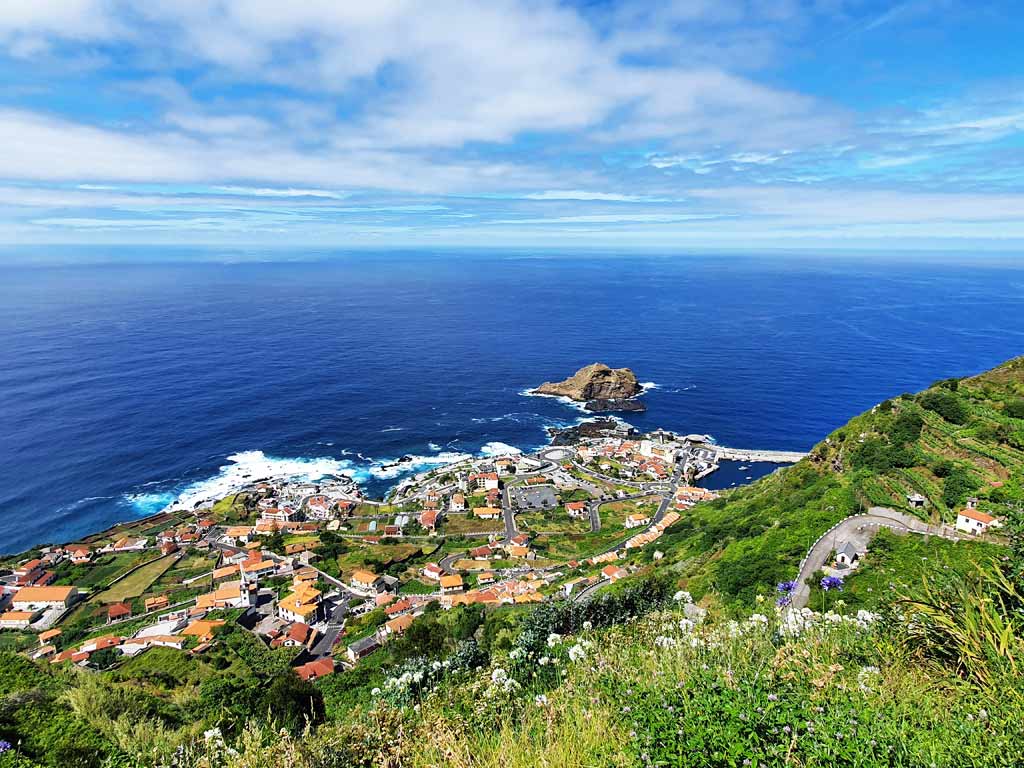 Porto Moniz Lavapools Madeira: Ausblick auf den Küstenort Porto Moniz vom Aussichtspunkt an der ER101