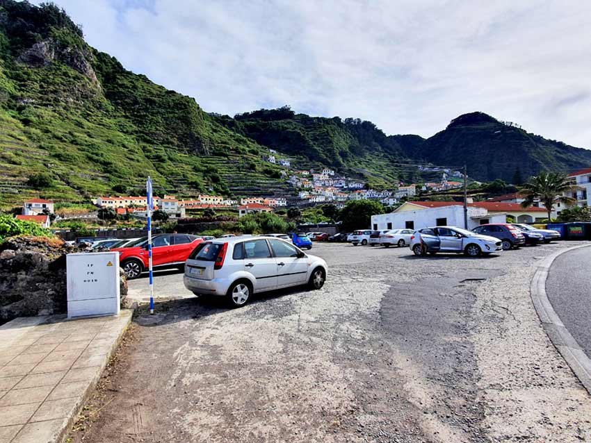Porto Moniz Lavapools Madeira: Grosser Parkplatz in Porto Moniz