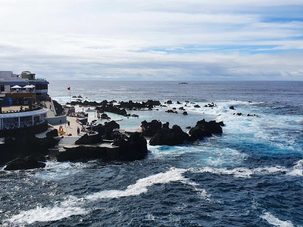 Porto Moniz Lavapools Madeira: Badeanlage Piscinas Naturais de Porto Moniz mit Treppen und grossem Schwimmbecken im Atlantik