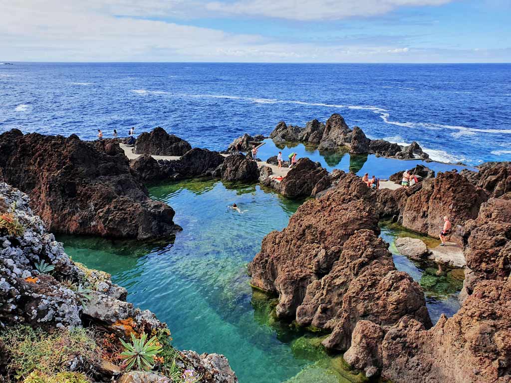 Porto Moniz Lavapools Madeira: Naturschwimmbecken mit klarem Meerwasser zwischen den Lavaformationen.