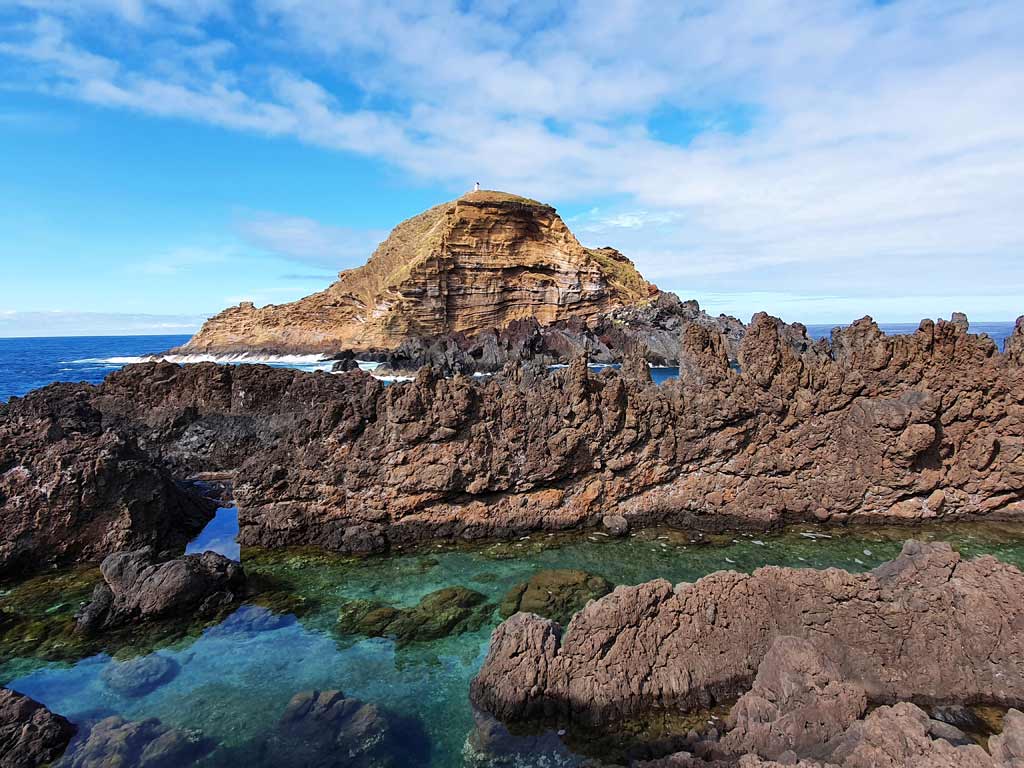 Porto Moniz Lavapools Madeira: Blick über die Lavapools Piscinas Naturais Velhas auf die vorgelagerte Felseninsel Ilhéu Mole