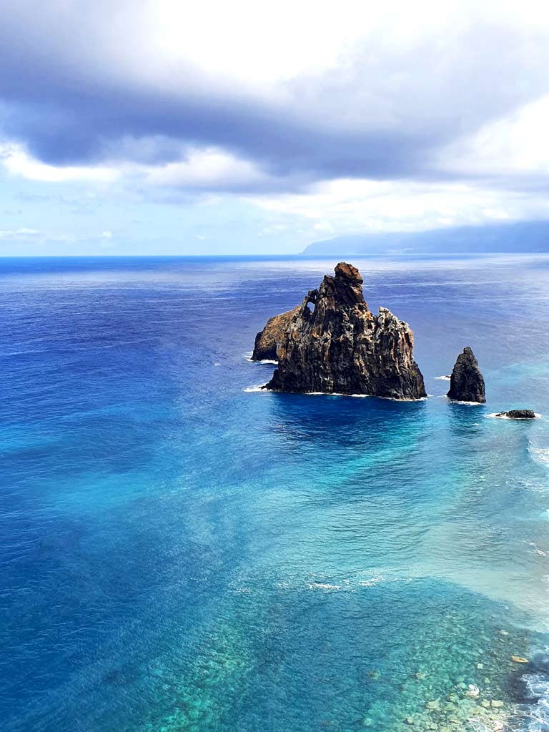 Porto Moniz Madeira Sehenswürdigkeiten: Felsformation im Meer vor dem Strand in Ribeira da Janela