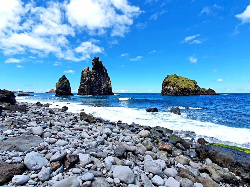 Porto Moniz Madeira Sehenswürdigkeiten: Blick auf die Felseninseln im Meer vom Strand in Ribeira da Janela aus