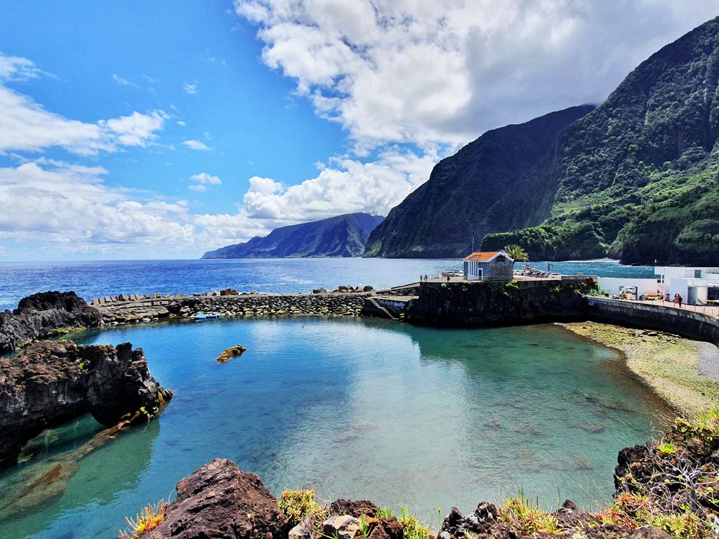 Porto Moniz Madeira Sehenswürdigkeiten: Ausblick über den klaren Meerwasserpool in Seixal auf die Klippen der Nordküste Madeiras