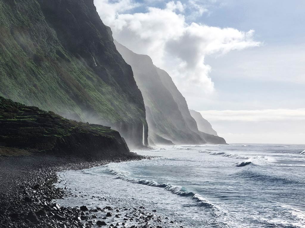 Porto Moniz Madeira Sehenswürdigkeiten: Madeiras spektakuläre Westküste bei Gischt mit Wasserfällen