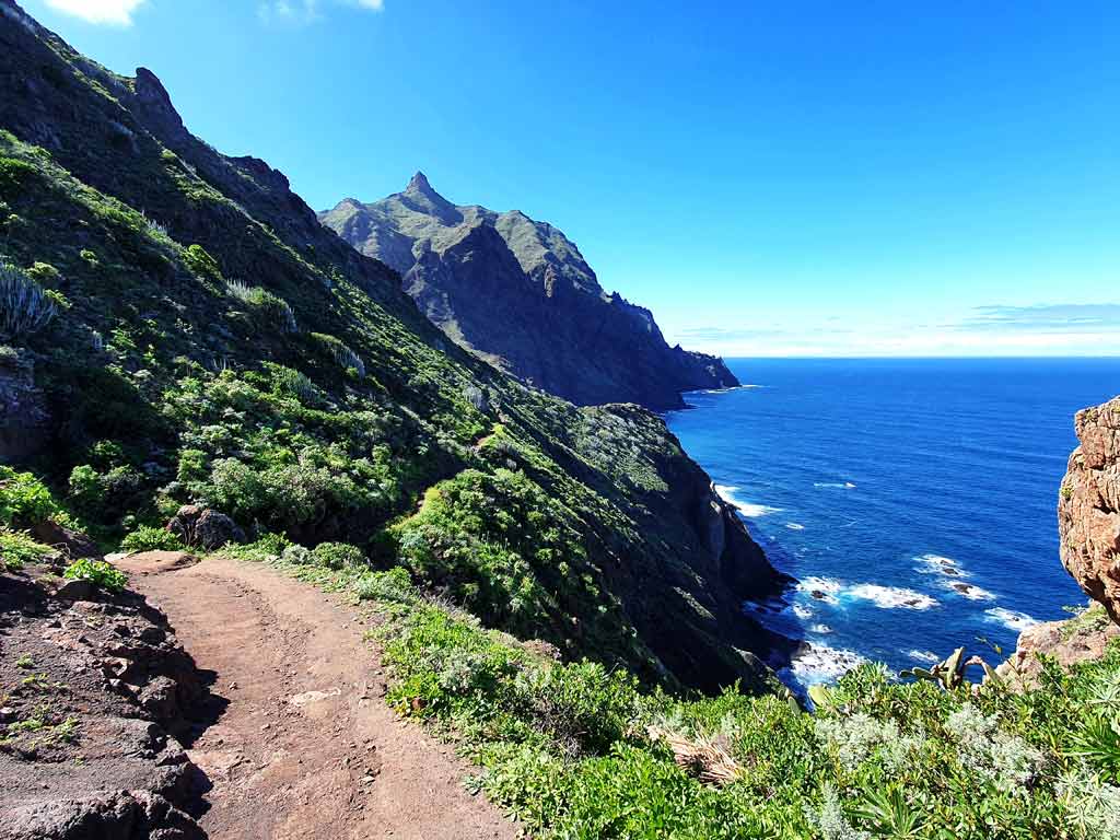 Teneriffa Wanderausrüstung: Nicht gesicherter Küstenweg im Anaga-Gebirge zur Playa de Tamadite