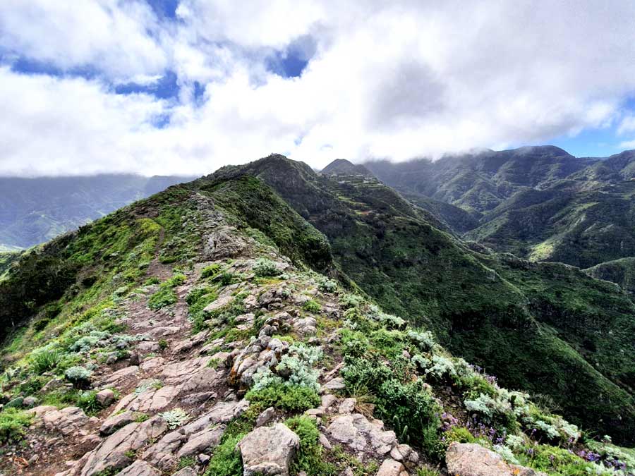 Wanderausrüstung Teneriffa: Aussichtsreicher, aber unebener Wanderweg im Anaga-Gebirge