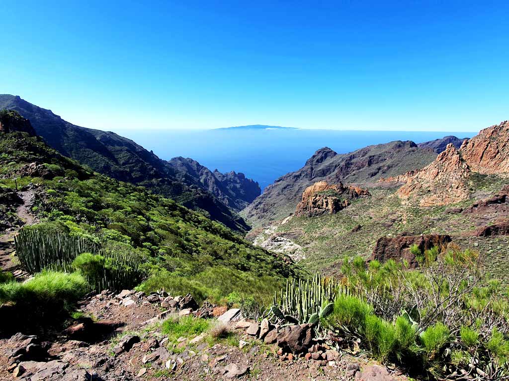 Wanderausrüstung Teneriffa Tipps: Tiefe Schluchten, grüne Vegetation und herrlicher Weitblick auf den Atlantik