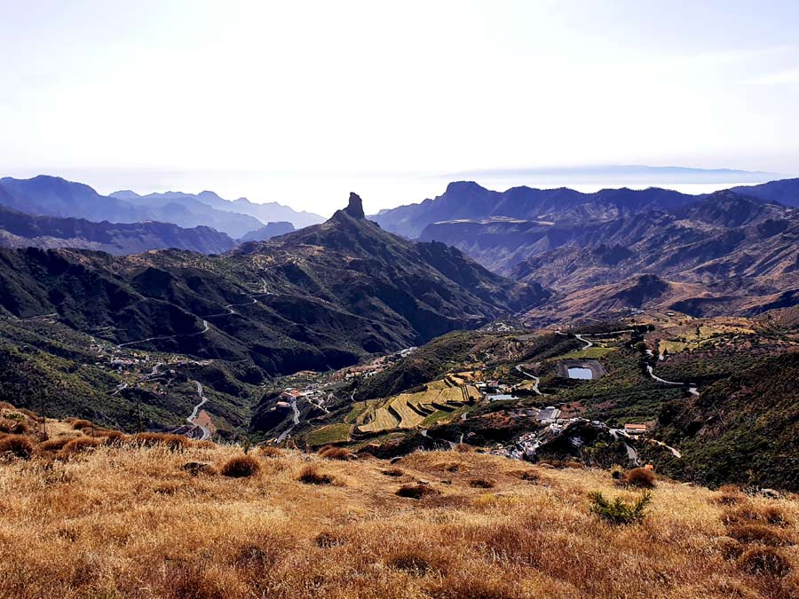 Cruz de Tejeda: Ausblick auf den Talkessel von Tejeda, Caldera de Tejeda, mit dem Roque Bentayga im Zentrum auf Gran Canaria