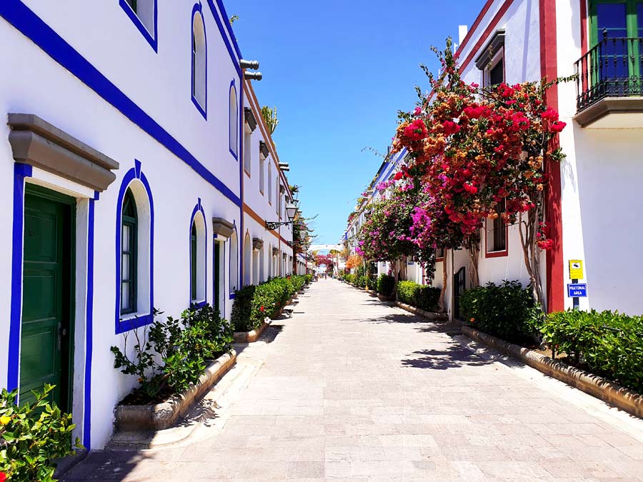 Gran Canaria schönste Orte: Gasse mit bunten Blumen in Puerto de Mogán