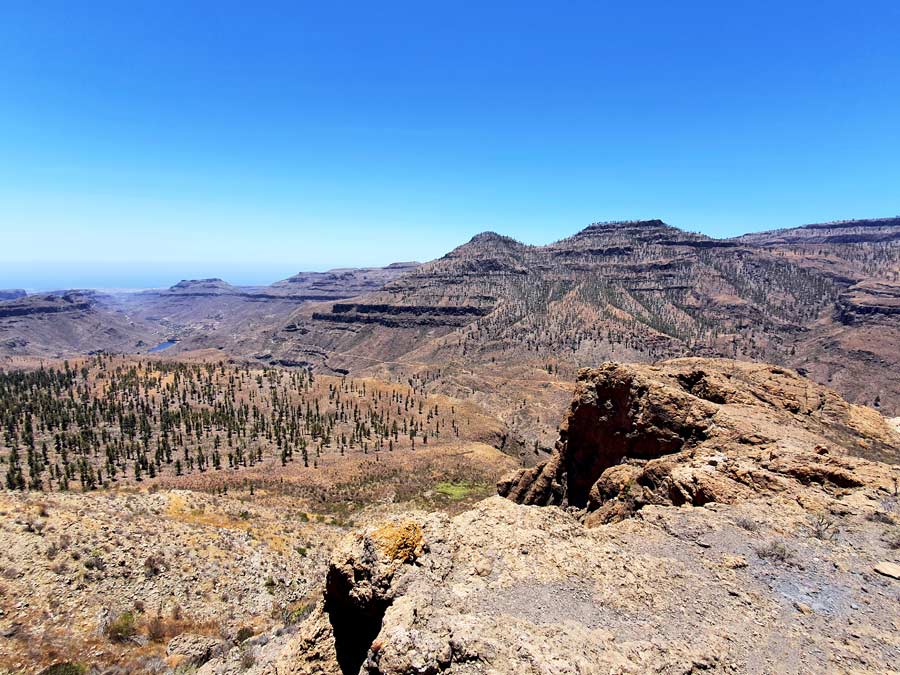 Gran Canaria Wandern im Naturpark Pilancones Tunte - Ayagaures: Blick über den Barranco de Ayagaures bis zum Atlantik in der Ferne