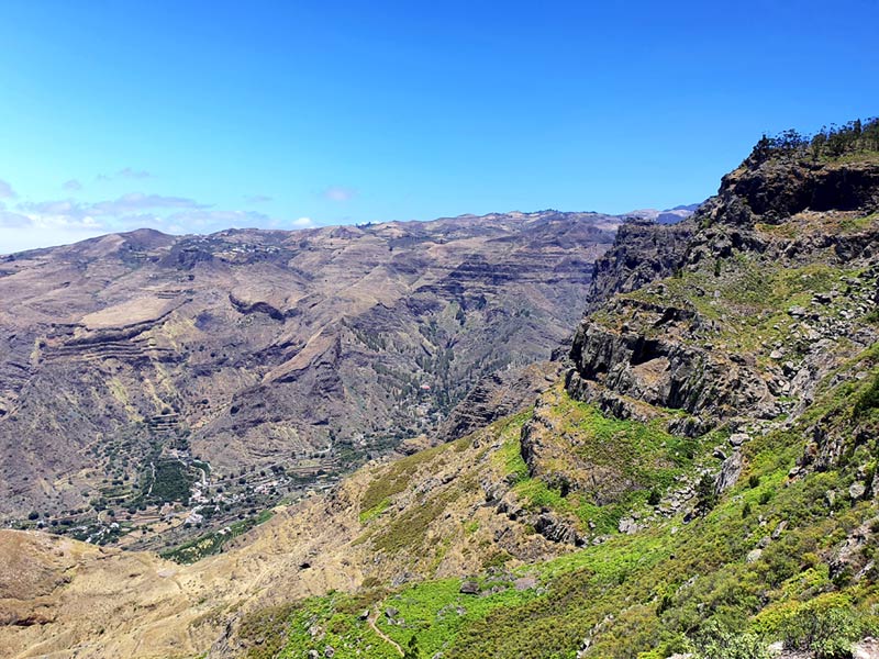 Gran Canaria wandern im Naturpark Tamadaba: Abstieg mit Ausblick auf das Valle de Agaete