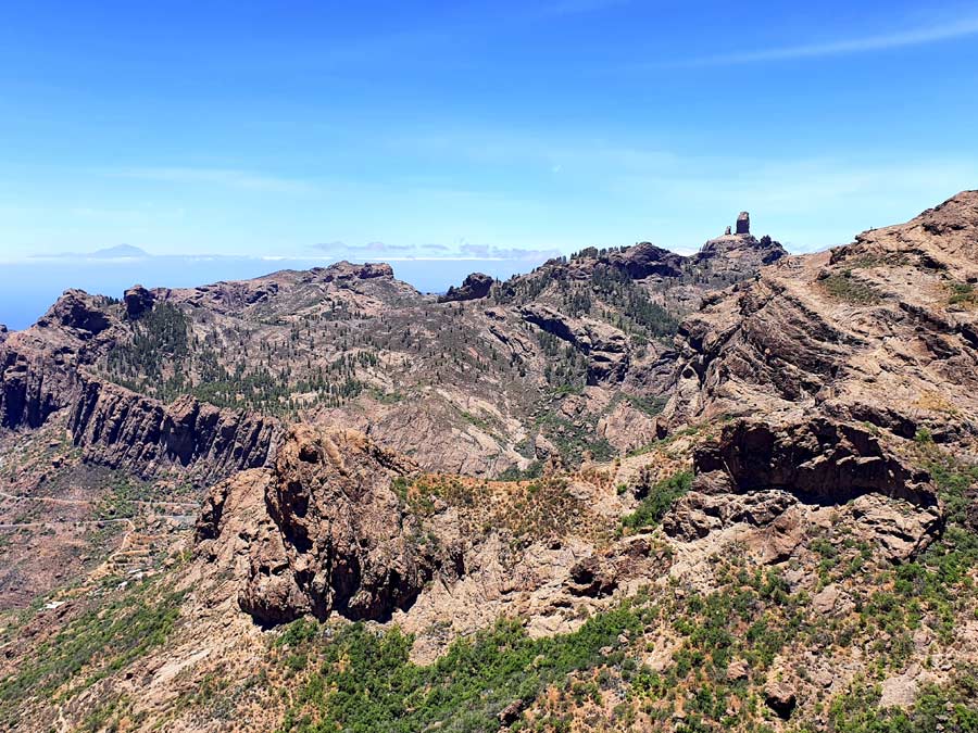 Gran Canaria wandern Pico de las Nieves Wanderung: Ausblick vom Ventana de Roque Nublo auf den Roque Nublo und den «Froschfelsen»