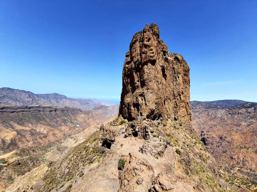 Gran Canaria wandern Roque Bentayga Wanderung: Ausblick auf den mächtigen Felsen, der mitten im Zentrum der Caldera de Tejeda in die Höhe ragt