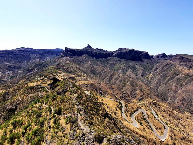 Gran Canaria wandern Roque Bentayga Wanderung: Blick ins Zentrum auf die höchsten Berge Gran Canarias im Sommer