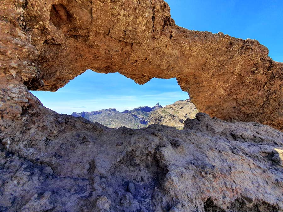 Gran Canaria wandern Ventana de Roque Nublo Wanderung: Ausblick durch das «Fenster» auf den Roque Nublo