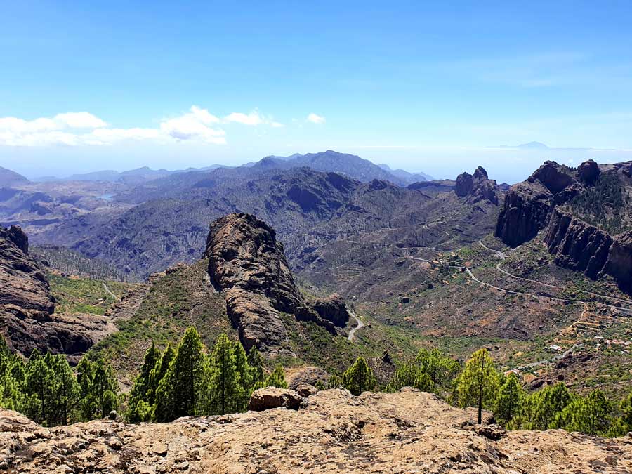 Gran Canaria wandern Ventana de Roque Nublo Wanderung: Ausblick über die Insel bis zum Teide auf der Nachbarinsel Teneriffa