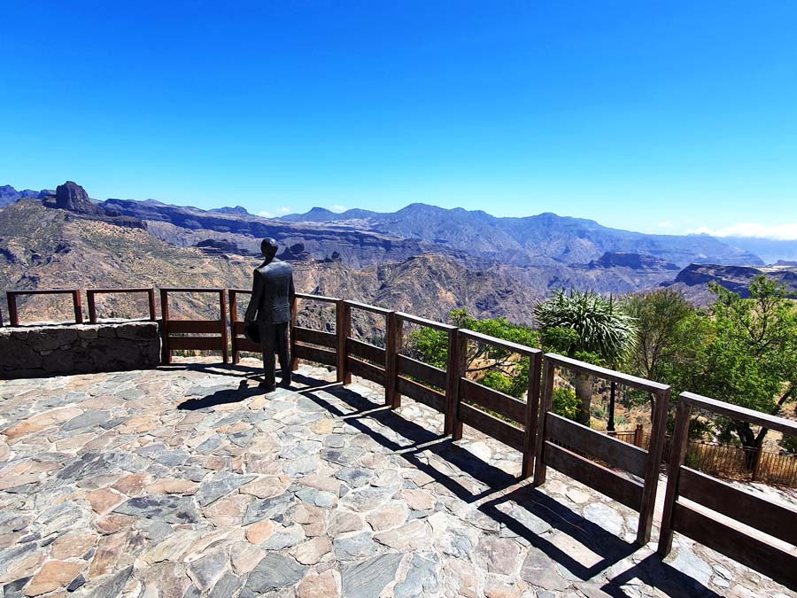 Schönste Orte Gran Canaria: Aussichtspunkt im Bergdorf Artenara mit Blick über die weite Schlucht im Talkessel von Tejeda